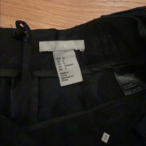 Size 4 H&M skirt. Great condition! - Picture 3 of 4